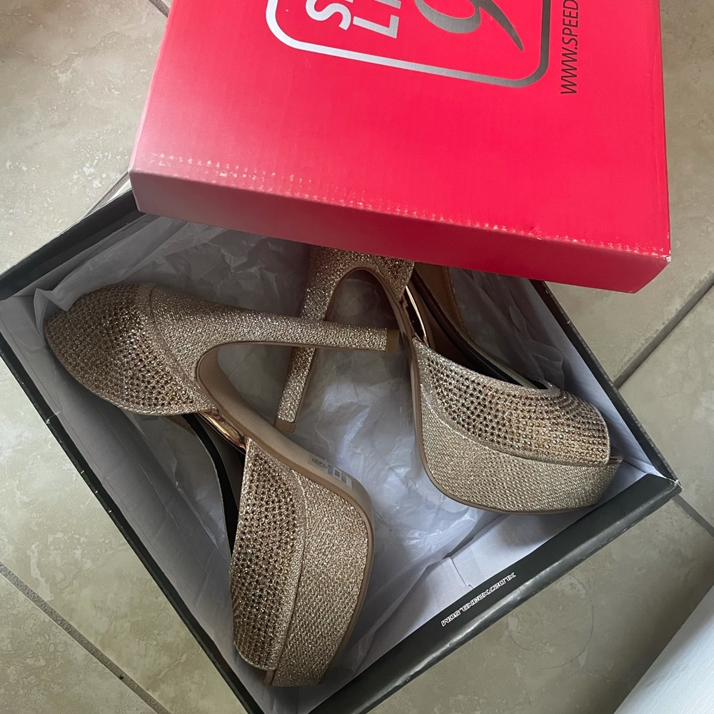 Golden heels - Picture 2 of 5